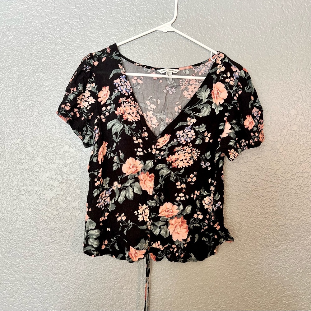 Floral American Eagle V-Neck Blouse size medium